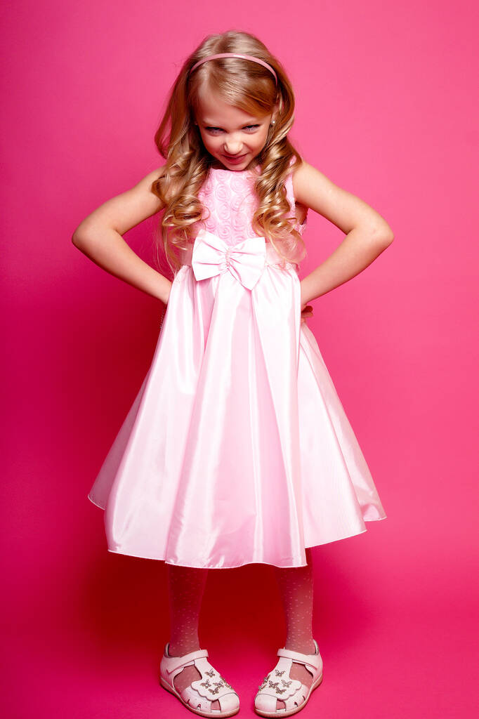 Όμορφο νεαρό κορίτσι με ροζ φόρεμα. Απομονωμένο στούντιο πυροβόλησε - Φωτογραφία, εικόνα