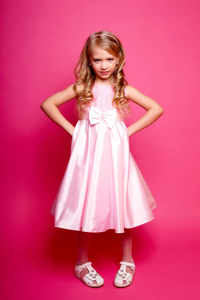 Kaunis nuori lapsi tyttö vaaleanpunainen dress.Isolated studio ammuttu - Valokuva, kuva