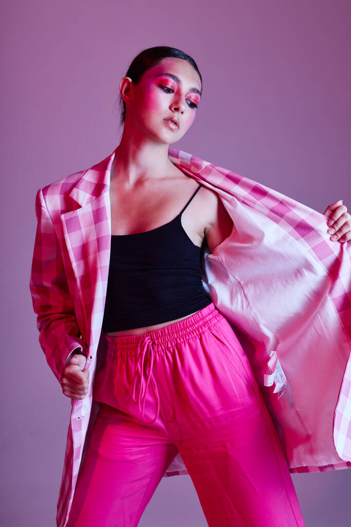 bella donna rosa pantaloni moda abbigliamento posa isolato sfondo inalterato - Foto, immagini