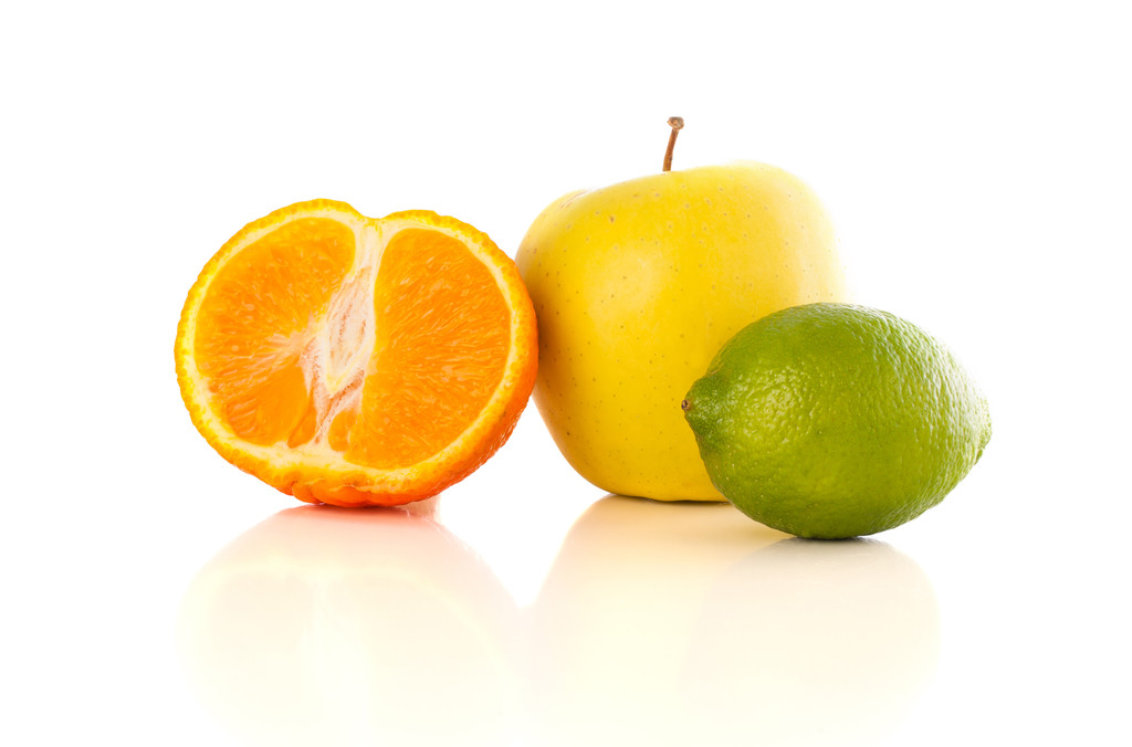 Gezond tropisch vers fruit op witte achtergrond - Foto, afbeelding