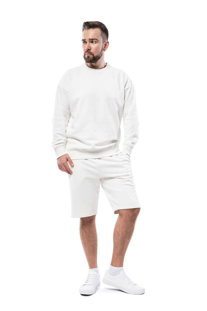 Bell'uomo che indossa felpa bianca bianca e pantaloncini isolati su sfondo bianco - Foto, immagini