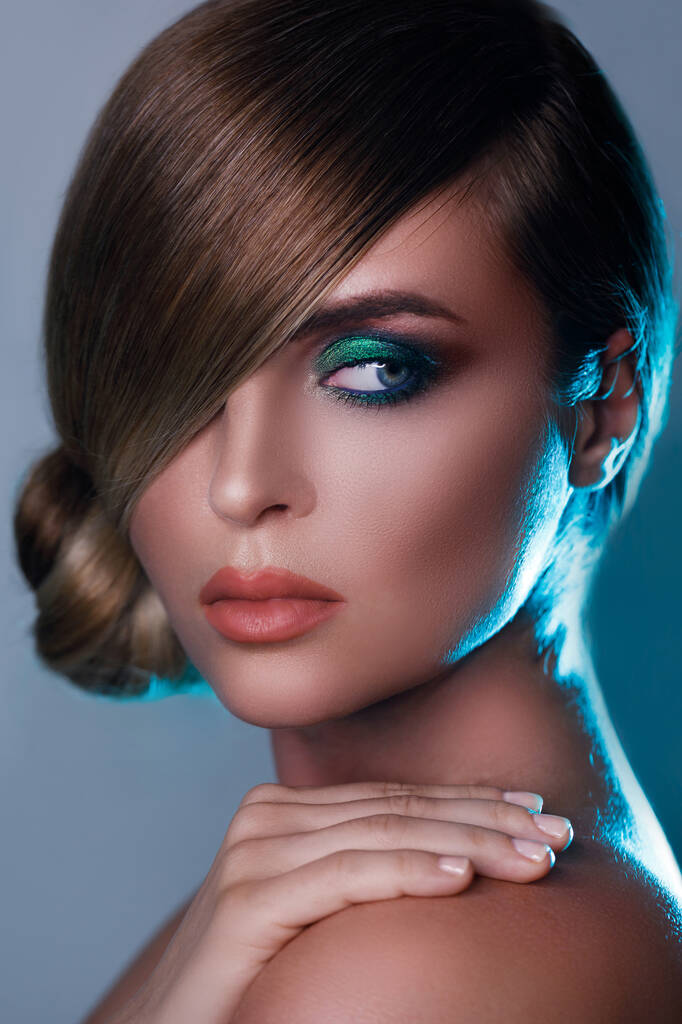 Seksowny model w stylowym obrazie z eleganckimi włosami pokrywającymi jedno oko i pięknymi zielonymi oczkami na drugim - Zdjęcie, obraz