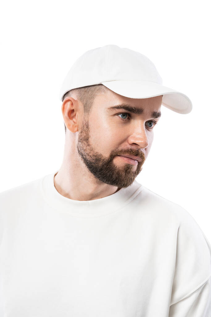 Knappe man draagt blanco witte kap geïsoleerd op witte achtergrond - Foto, afbeelding
