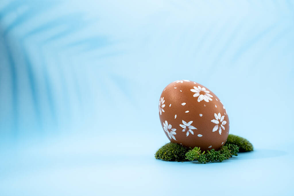 uovo dipinto su sfondo blu, uovo di Pasqua, spazio per il testo - Foto, immagini