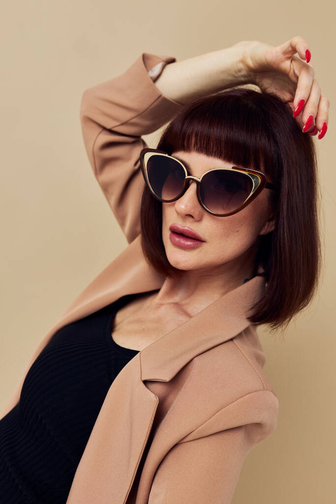 portré egy nő Charm piros körmök modell luxus napszemüveg fény háttér - Fotó, kép