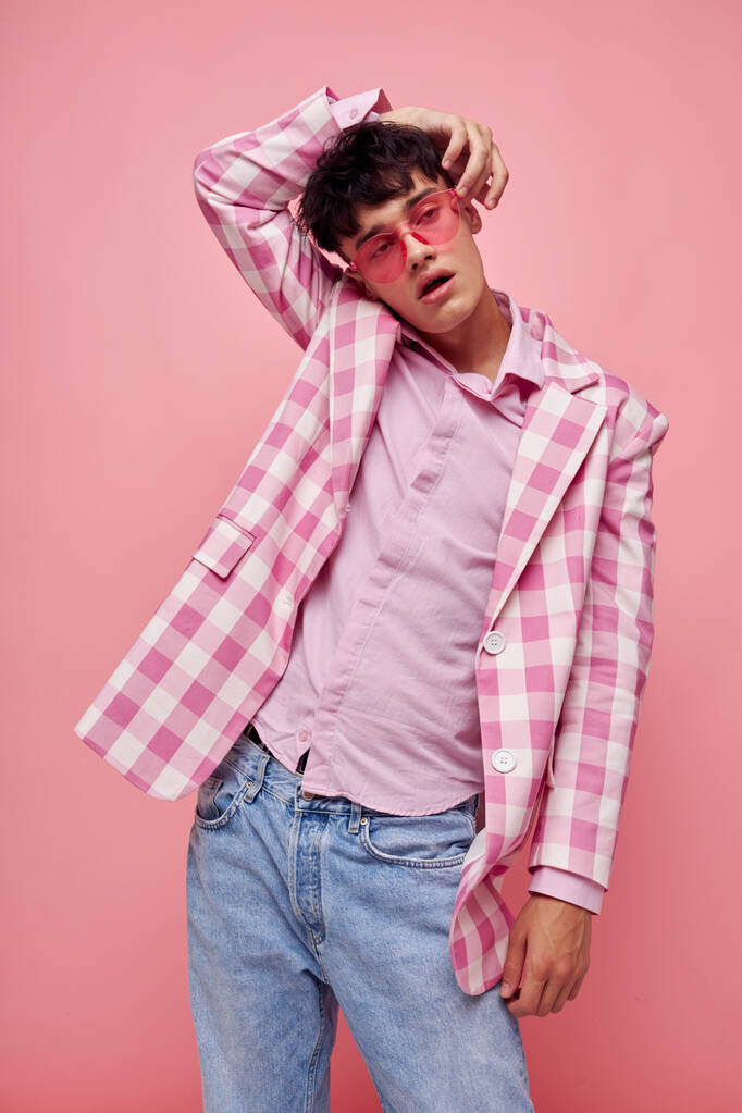 ładny człowiek modne różowe okulary słoneczne kurtka stwarzające odosobnione tło bez zmian - Zdjęcie, obraz