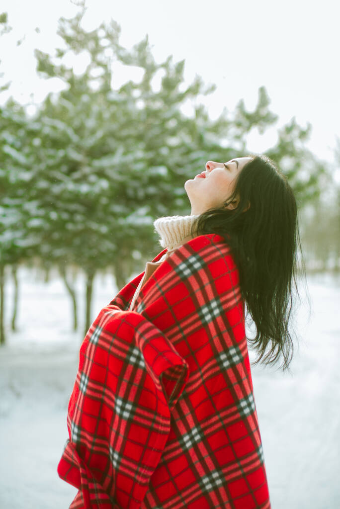 Joven linda chica con el pelo duro en bufanda roja se divierte en el clima nevado en invierno en el parque. Estilo de vida  - Foto, imagen