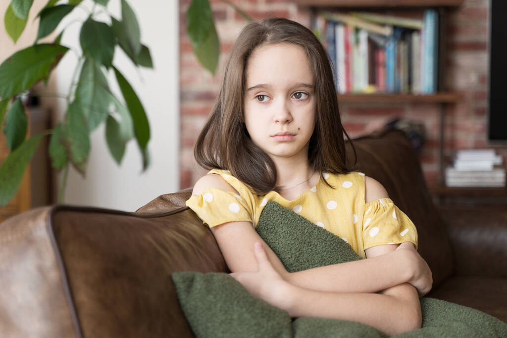 frustrado pensativo adolescente chica sentada en el sofá en la sala de estar - Foto, imagen
