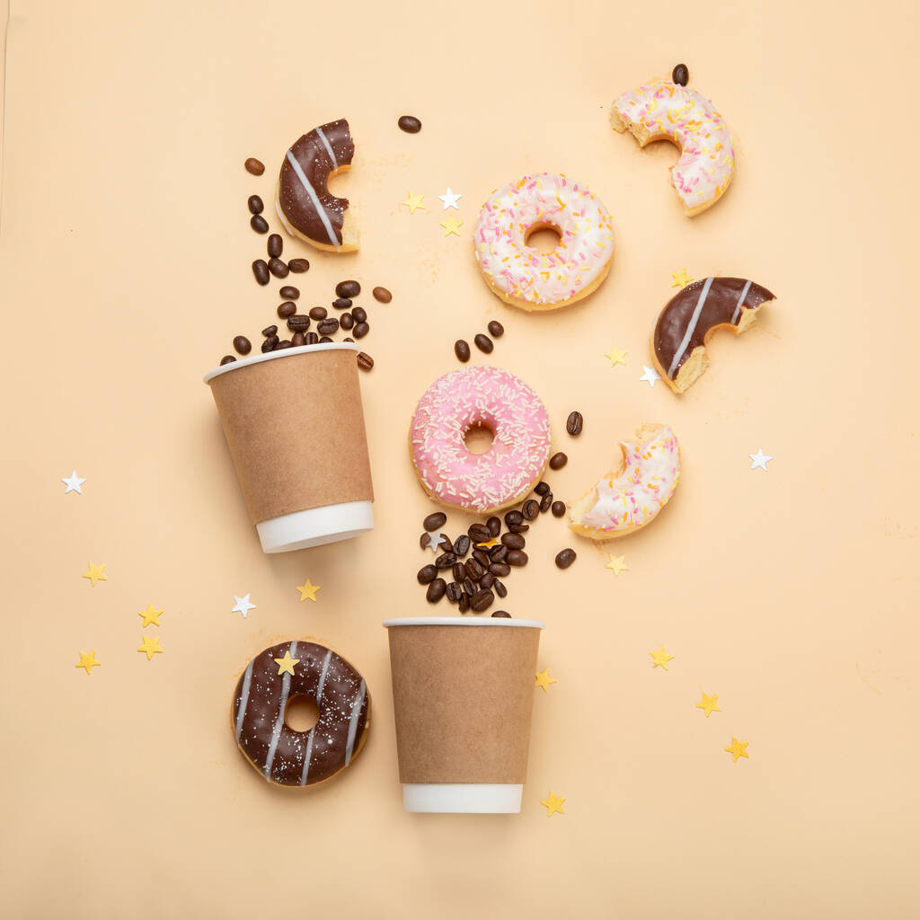 Donuts mit Kaffee auf gelbem Hintergrund. Bäckerei, Backkonzept. Flache Lage, Draufsicht, Kopierraum - Foto, Bild