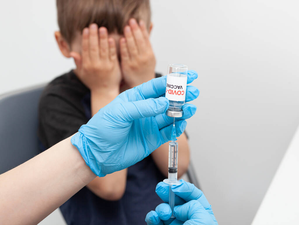 A criança teme a injeção. Menino cobriu o rosto com as mãos porque com medo da vacinação - Foto, Imagem