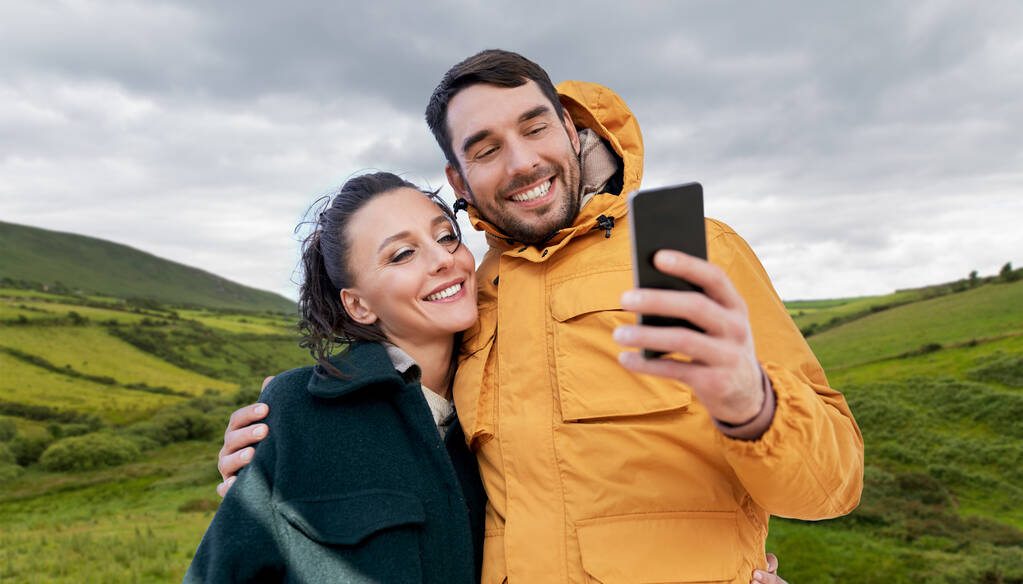 pár csinál selfie okostelefon Írországban - Fotó, kép