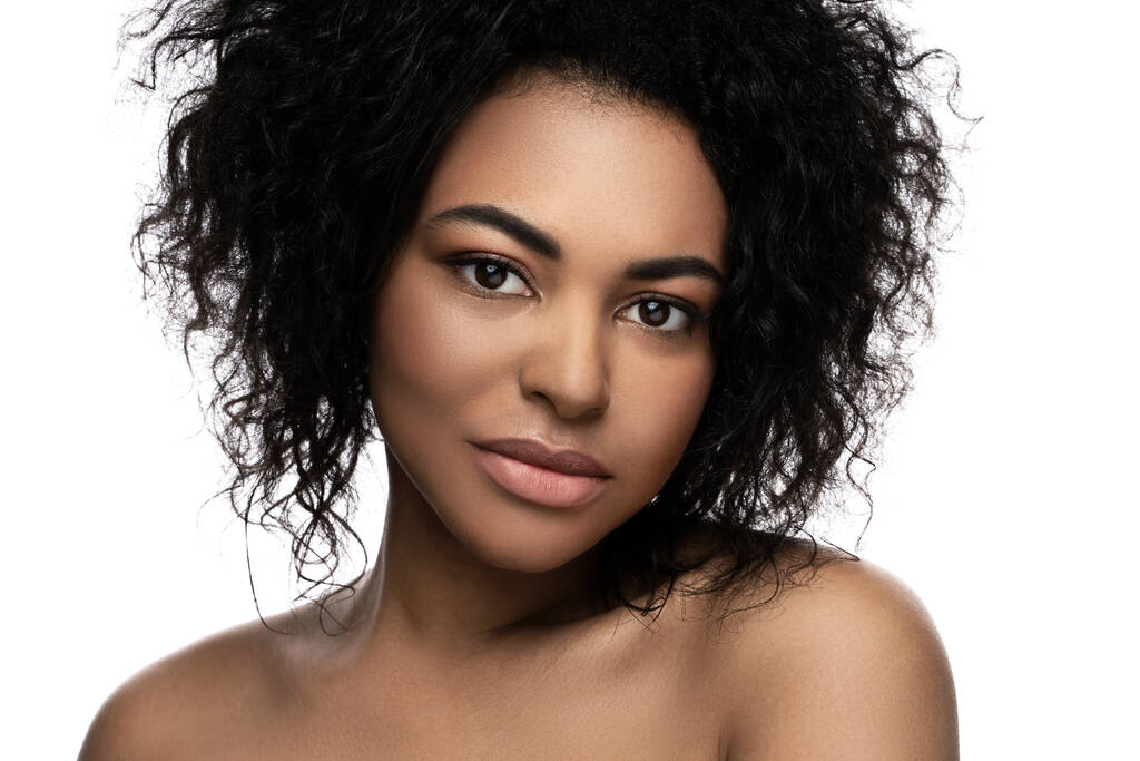 Retrato de joven hermosa mujer negra con piel lisa sobre fondo blanco - Foto, Imagen