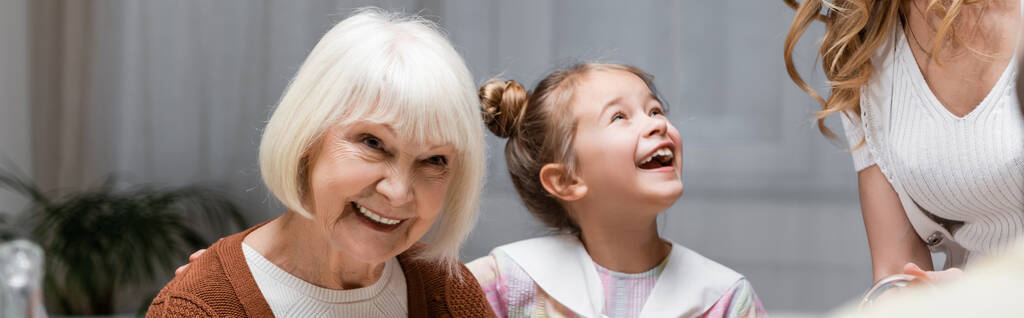 menina animada perto sorrindo avó e mãe em casa, banner - Foto, Imagem
