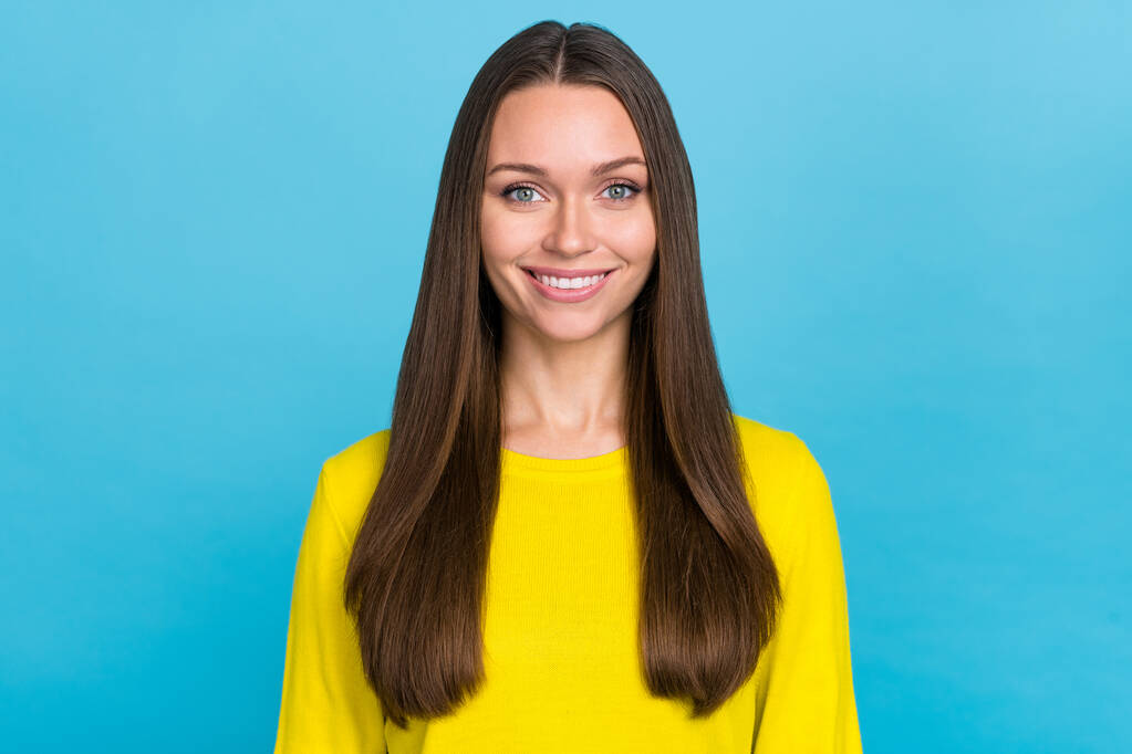 Zdjęcie cute młoda brunetka pani nosić żółty sweter izolowane na niebieskim tle - Zdjęcie, obraz