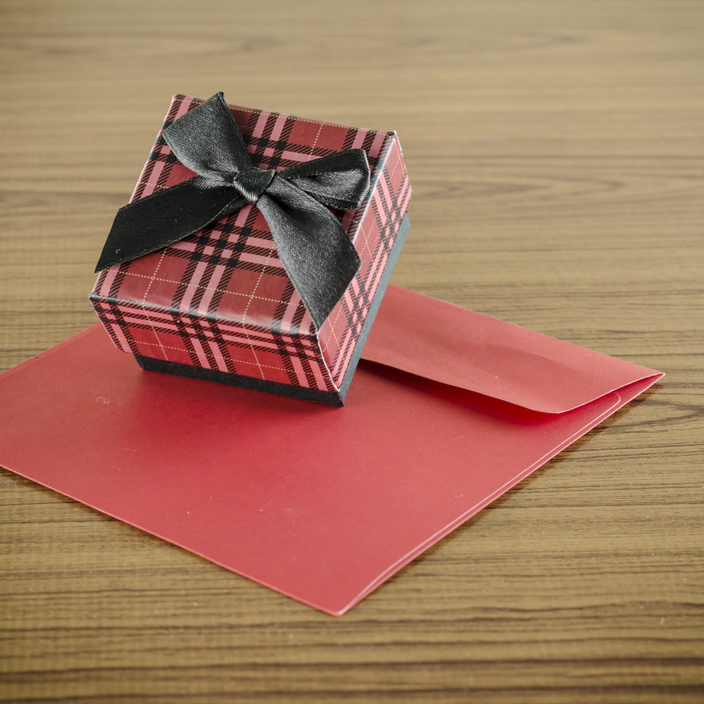 красный коробка подарка и конверт
 - Фото, изображение