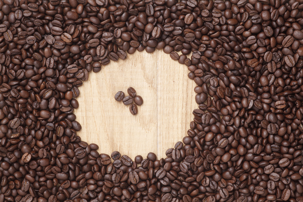 Edición Caffe, granos de café sobre fondo de madera
 - Foto, imagen