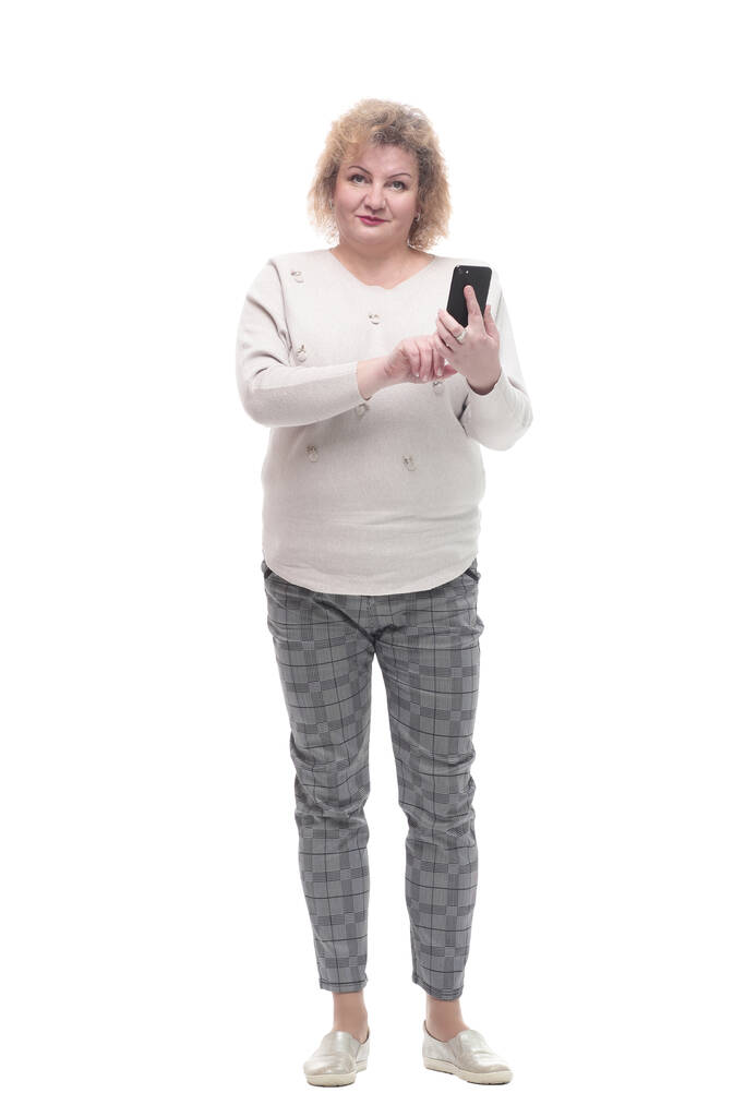 приваблива доросла жінка зі смартфоном. ізольовані на білому
 - Фото, зображення