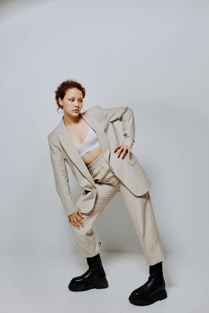 portrait d'une jeune femme Vêtements ajustés style élégant costume studio de mode Lifestyle inchangé - Photo, image