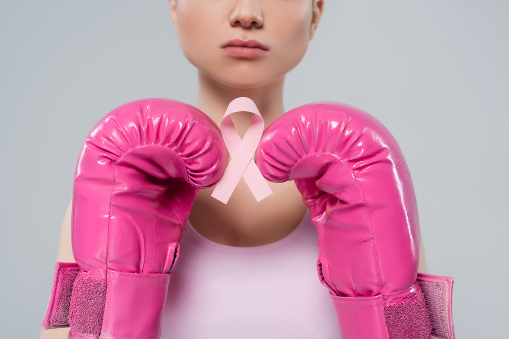 καλλιεργημένη άποψη της γυναίκας σε γάντια πυγμαχίας κρατώντας ροζ κορδέλα ευαισθητοποίησης απομονώνονται σε γκρι - Φωτογραφία, εικόνα