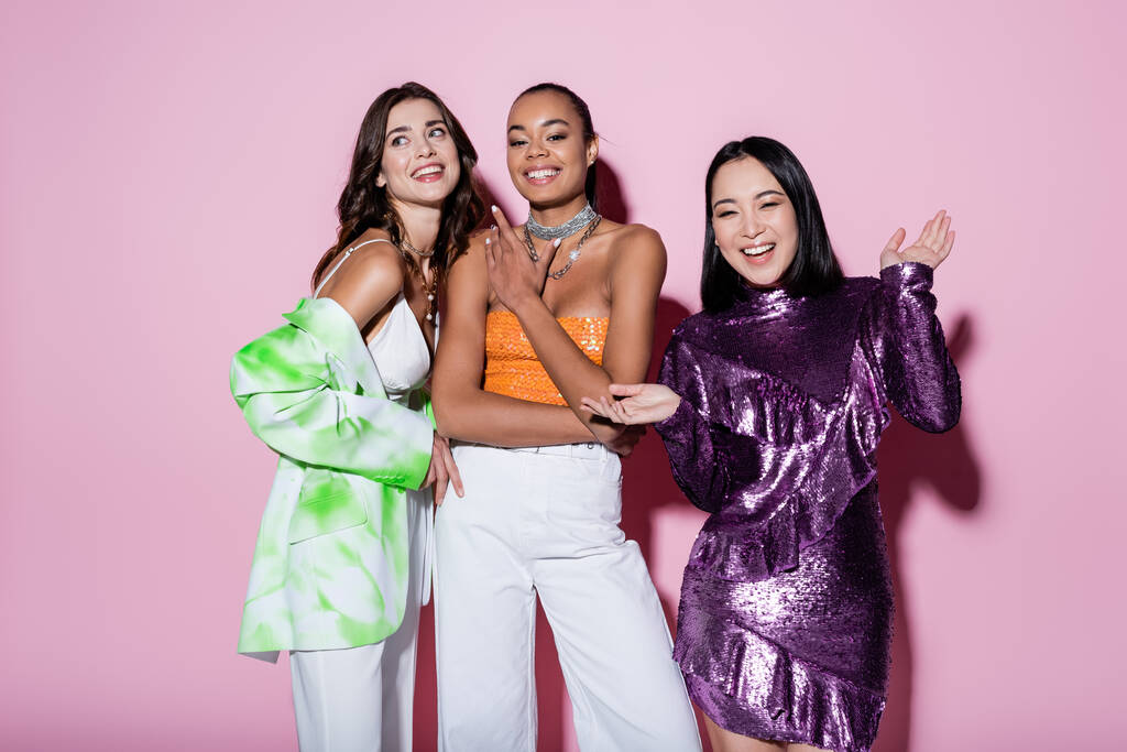 boldog multietnikus nők divatos ruhák pózol rózsaszín  - Fotó, kép