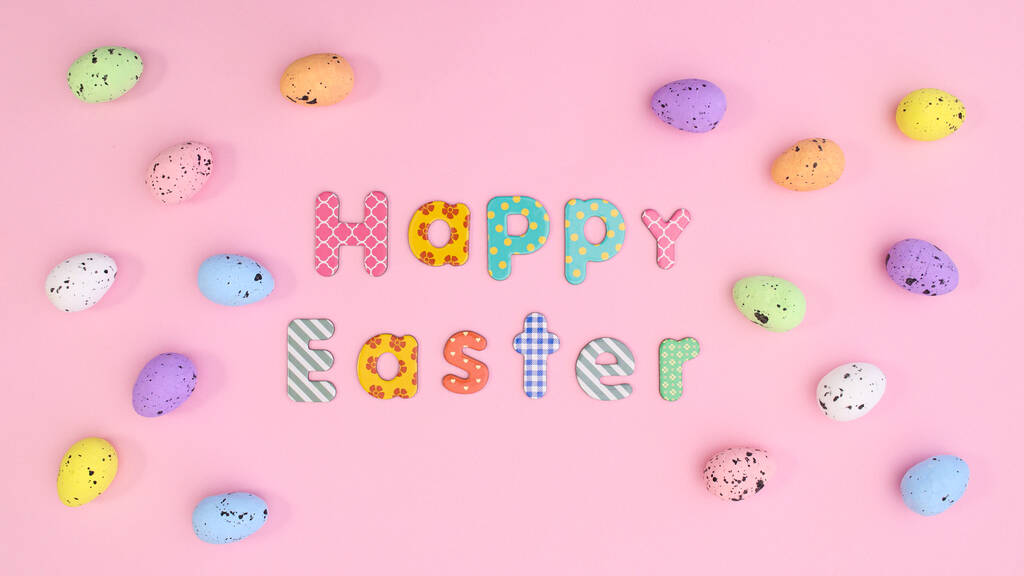 カラフルな卵とパステルピンクのテーマのテキストで幸せなイースターの背景。クリエイティブホリデーグリーティングカード - 写真・画像