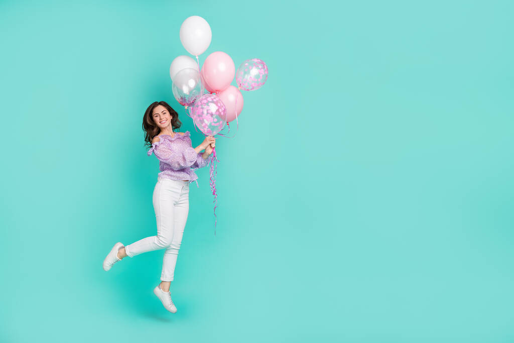 Full-Size-Porträt der fröhlichen hübschen Dame halten Luftballon genießen Anlass Veranstaltung isoliert auf türkisfarbenem Hintergrund - Foto, Bild