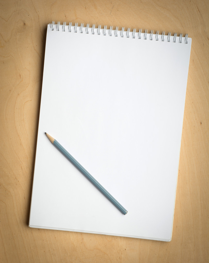σημειωματάριο με pencile σε ένα ξύλινο - Φωτογραφία, εικόνα