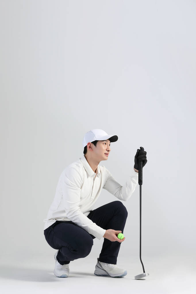 Golf oyuncusu, stüdyosunda golf sopası olan Asyalı Koreli. - Fotoğraf, Görsel