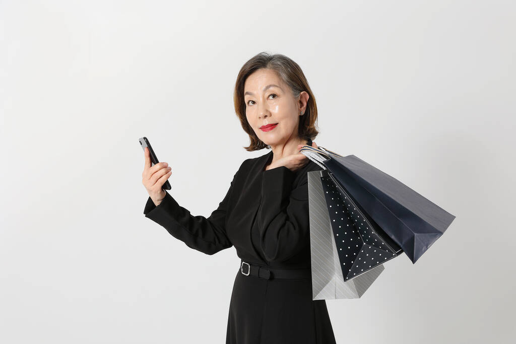 donna anziana coreana asiatica alla moda, con in mano una borsa della spesa - Foto, immagini