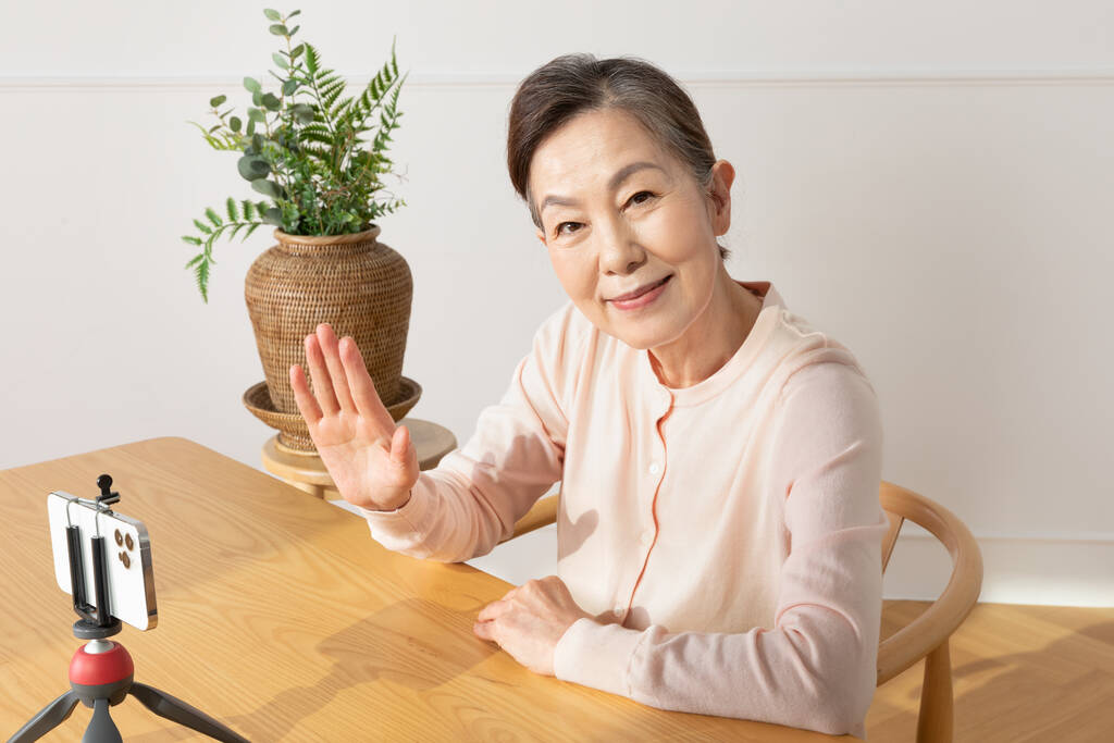 Азиатская Корейская старшая женщина создатель красоты, влиятельный, vlogger концепции - Фото, изображение