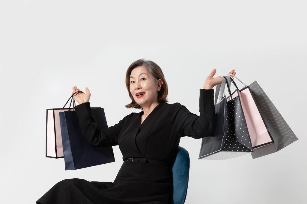 Asijské korejština senior žena držení nákupní taška - Fotografie, Obrázek