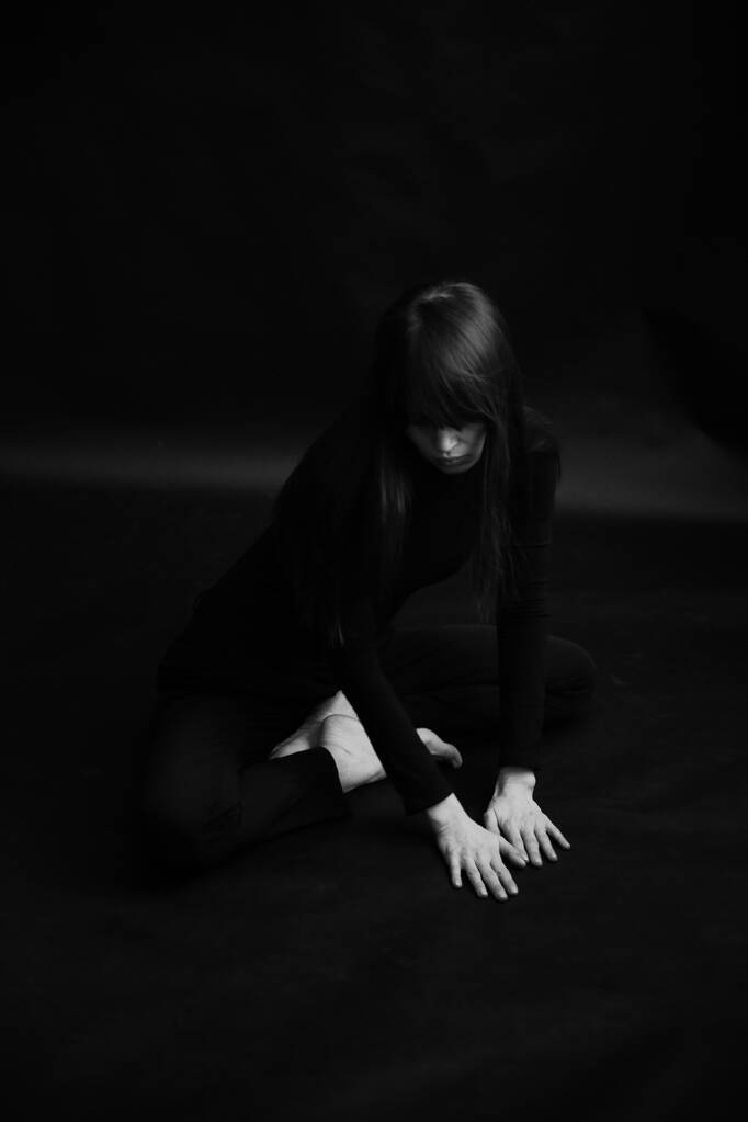 fotografia d'arte, ballerina esprime emozioni attraverso il movimento, astrazione del corpo sul backgroun nero - Foto, immagini