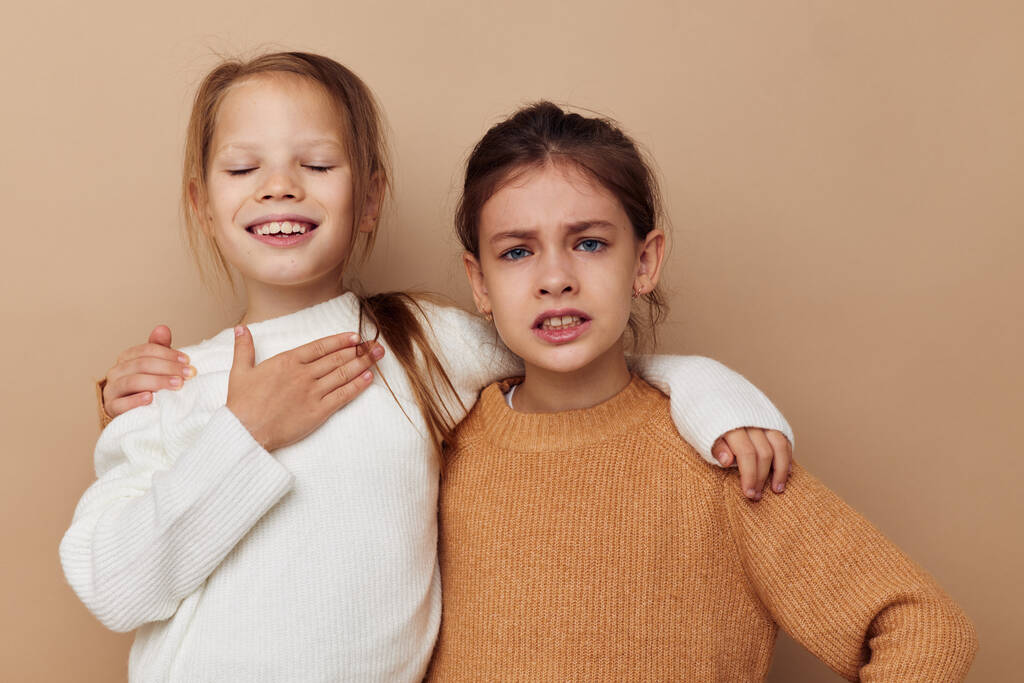 dos niñas sonrientes amistad juntos estilo de vida infantil - Foto, Imagen