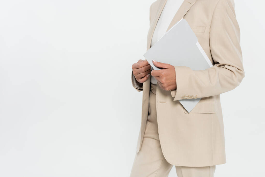 Vista cortada de empresária em terno segurando pasta de papel isolado em cinza  - Foto, Imagem