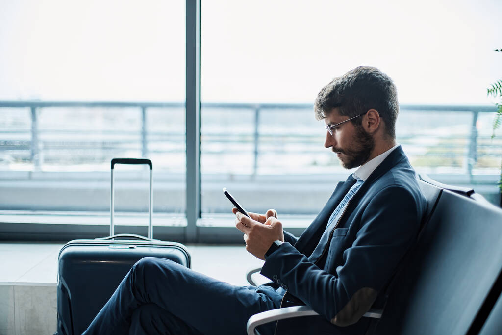 obchodní muž pomocí digitálního tabletu, zatímco čeká na svůj let - Fotografie, Obrázek