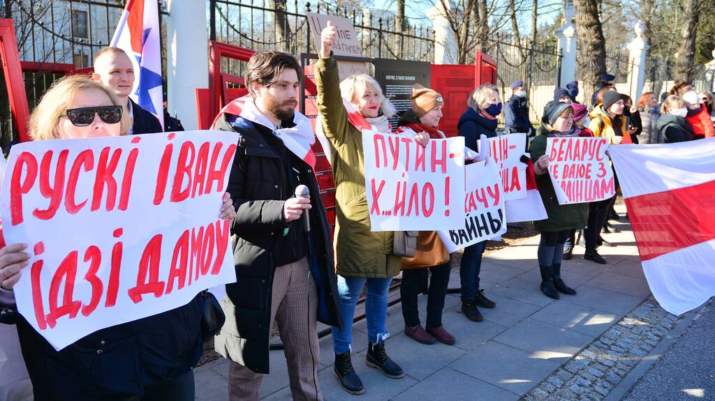 Варшава, Польща. 24 лютого 2022 року. Протести проти війни біля російського посольства у Варшаві. Демонстранти закликають до миру і засуджують Путіна.  - Фото, зображення