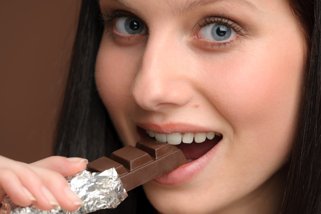 Chocolate - close-up mulher mordida doces
 - Foto, Imagem
