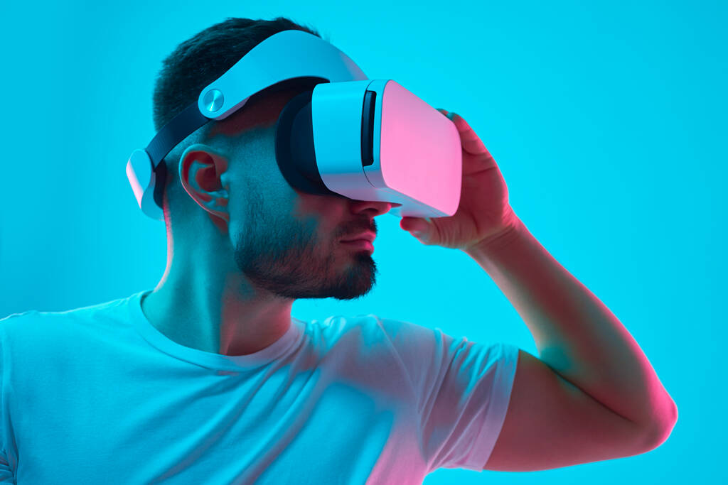 Sanal uzayı keşfeden VR gözlüklü bir oyuncu - Fotoğraf, Görsel