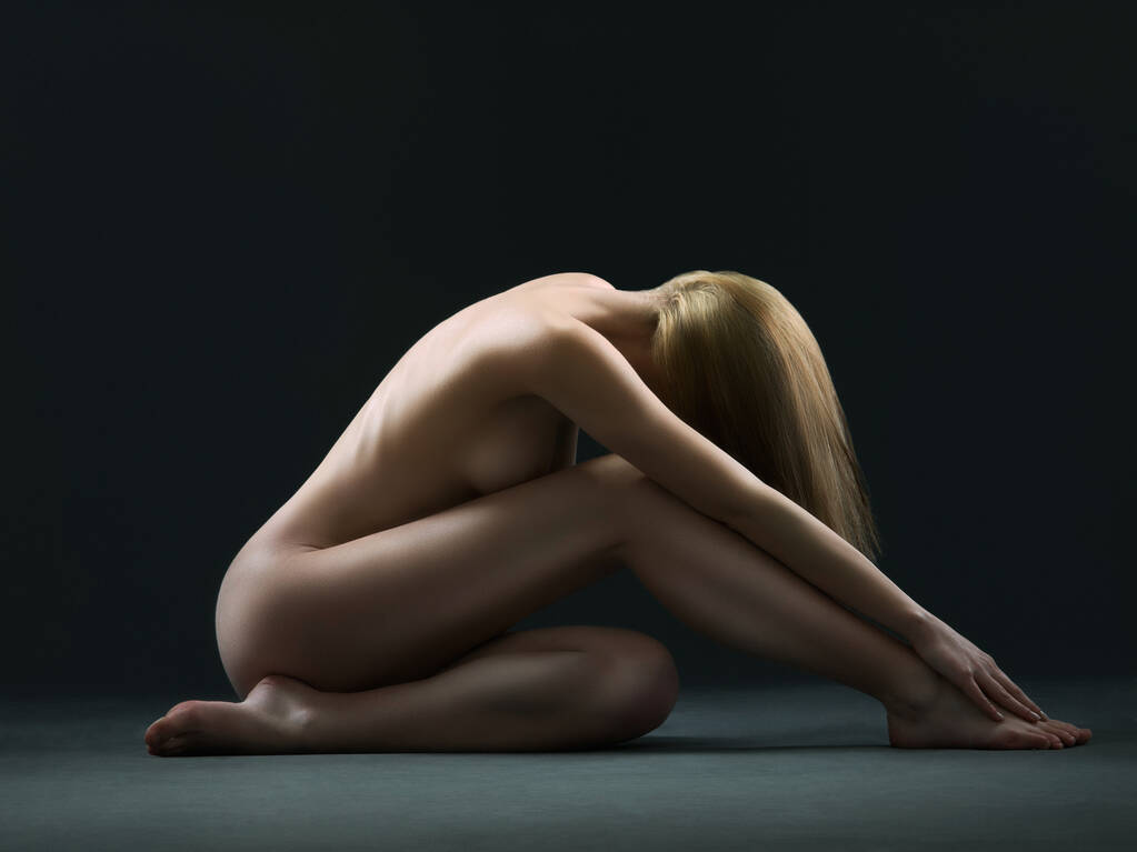 La beauté de la forme féminine. Vue latérale d'une belle femme nue posant en studio. - Photo, image