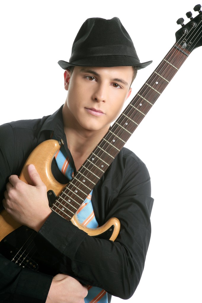 fiatal szexi férfi gitáros, a nyakkendő és a fekete kalap - Fotó, kép