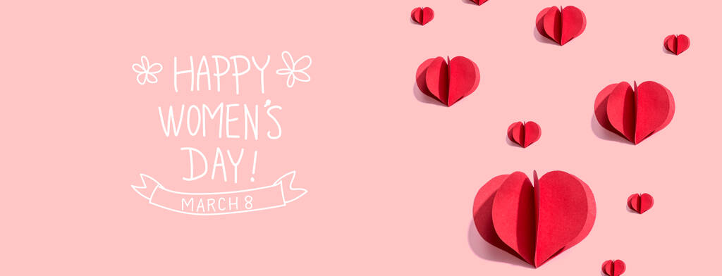 Szczęśliwy dzień kobiet wiadomość z czerwonego papieru serca - Zdjęcie, obraz