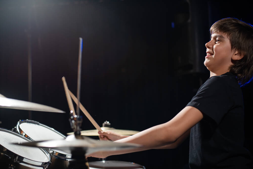 Chlapec hraje na bicí v nahrávacím studiu - Fotografie, Obrázek