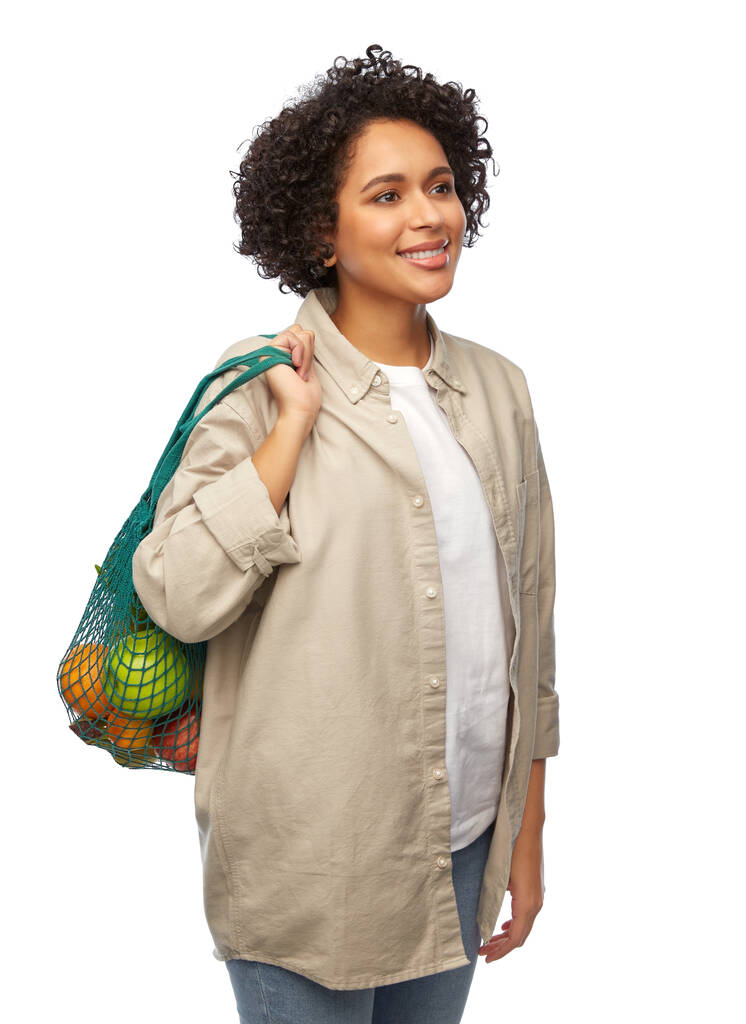 donna sorridente con cibo in sacchetto di corda riutilizzabile - Foto, immagini