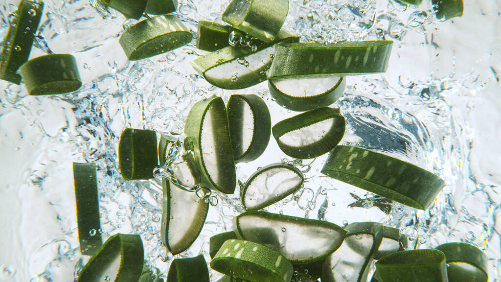 Aloe Vera cięcia spadające do wody - Zdjęcie, obraz