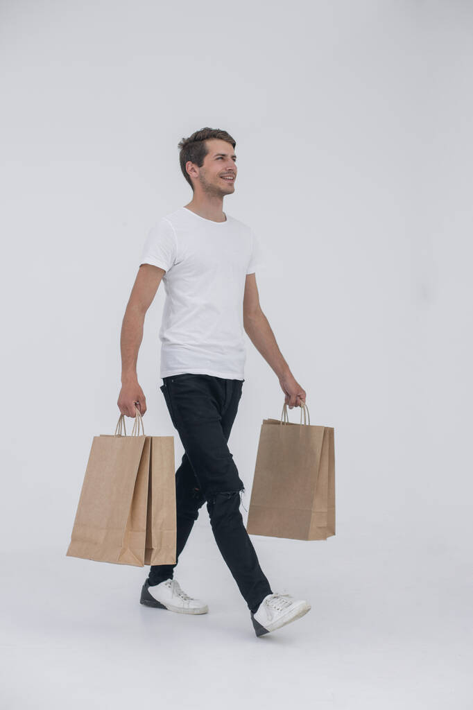 νεαρός άνδρας απολαμβάνει ταξίδι για ψώνια - Φωτογραφία, εικόνα
