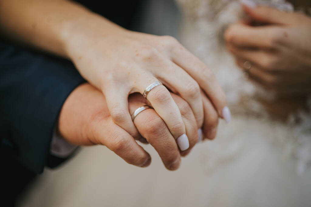 jegygyűrűk a menyasszony kezén. - Fotó, kép