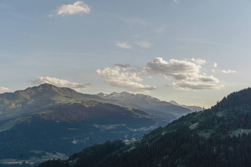 wunderschöne Landschaft mit Berggipfeln und Bergen - Foto, Bild