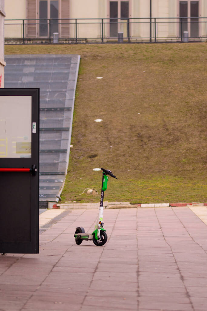 скутер в парке - Фото, изображение