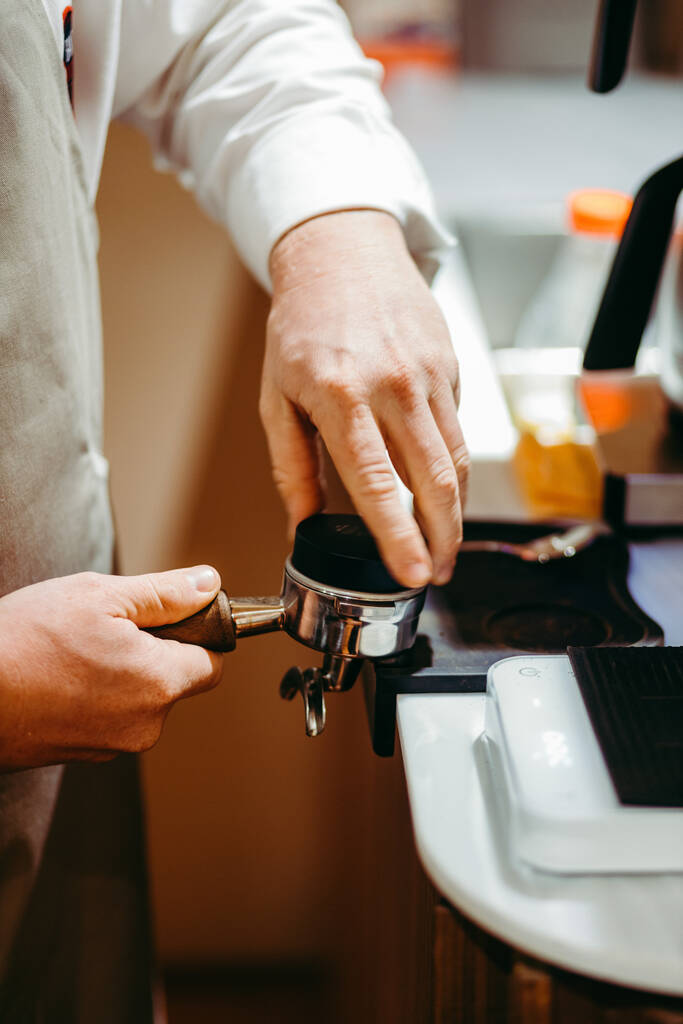 barista versando il caffè da una tazza - Foto, immagini
