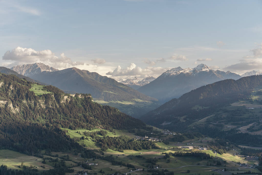 panoramisch uitzicht op de bergen in een zomerdag  - Foto, afbeelding